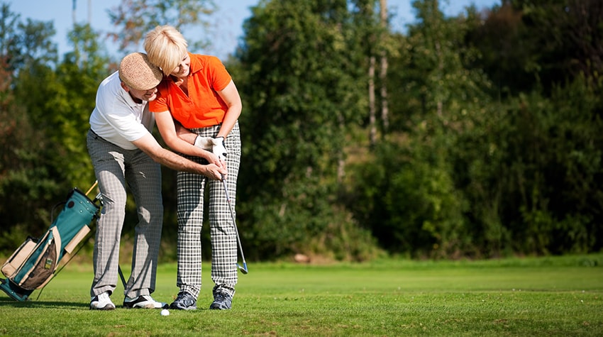 Eine Frau und ein Mann Golfen gemeinsam auf Rügen und haben dabei viel Spaß. © Adobe Stock, Kzenon